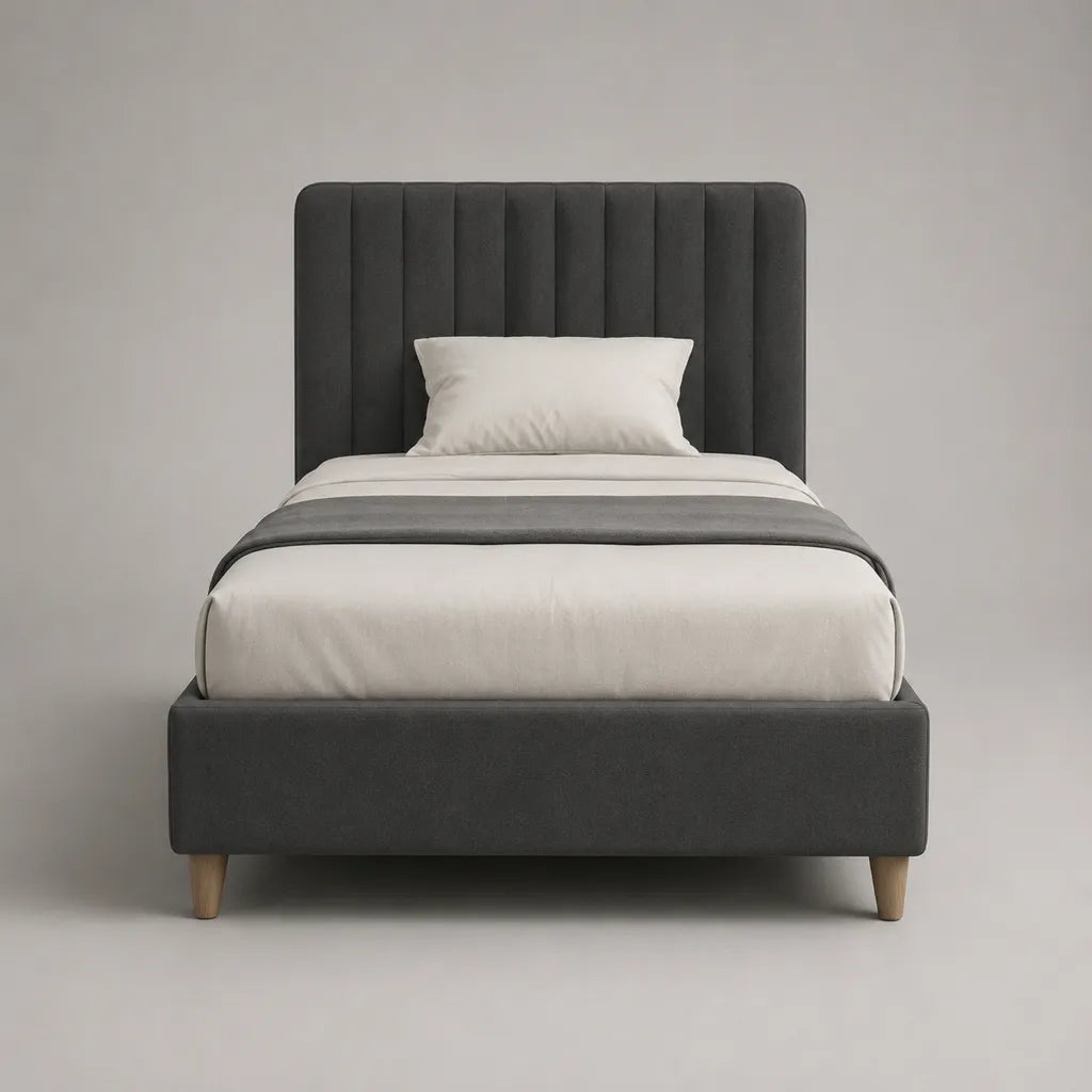 Lit simple rembourré en velours gris foncé 90 × 190 cm avec tête de lit à canaux verticaux