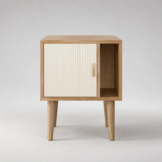 Table de chevet rectangulaire en MDF plaqué chêne avec porte rainurée et niche ouverte, chêne naturel, blanc et laiton, 50 × 35 × 65 cm