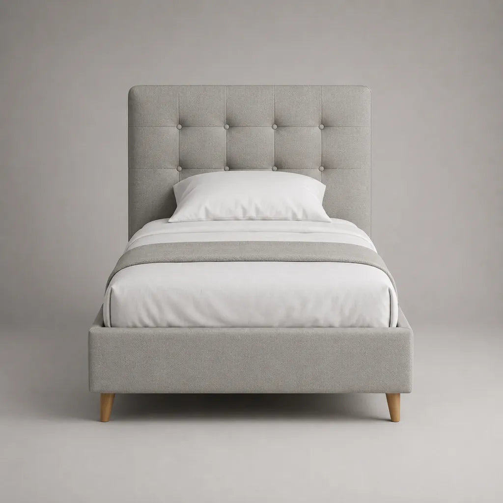 Lit simple rembourré en tissu gris clair avec tête de lit capitonnée, couchage 90 × 190 cm, dimensions 101 × 203 × 120 cm
